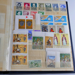 Vrac massif de timbres du monde neufs et oblitérés en un carton.