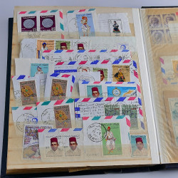 Vrac massif de timbres du monde neufs et oblitérés en un carton.