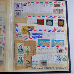 Vrac massif de timbres du monde neufs et oblitérés en un carton.
