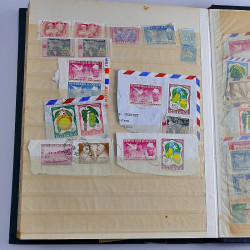 Vrac massif de timbres du monde neufs et oblitérés en un carton.