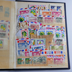 Vrac massif de timbres du monde neufs et oblitérés en un carton.