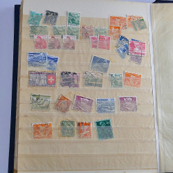 Vrac massif de timbres du monde neufs et oblitérés en un carton.