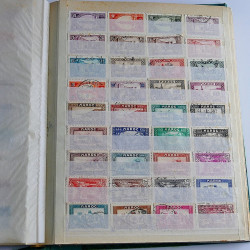 Vrac massif de timbres du monde neufs et oblitérés en un carton.