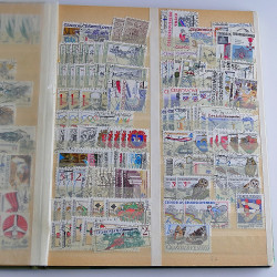 Vrac massif de timbres du monde neufs et oblitérés en un carton.