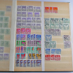 Vrac massif de timbres du monde neufs et oblitérés en un carton.