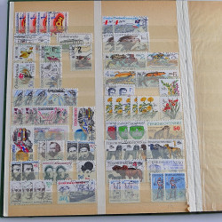 Vrac massif de timbres du monde neufs et oblitérés en un carton.