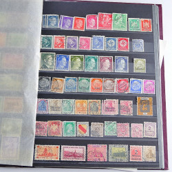 Vrac massif de timbres du monde neufs et oblitérés en un carton.