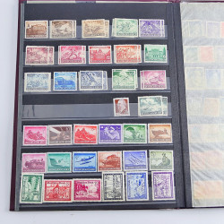 Vrac massif de timbres du monde neufs et oblitérés en un carton.