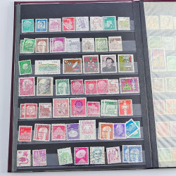 Vrac massif de timbres du monde neufs et oblitérés en un carton.