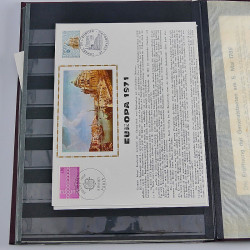 Vrac massif de timbres du monde neufs et oblitérés en un carton.