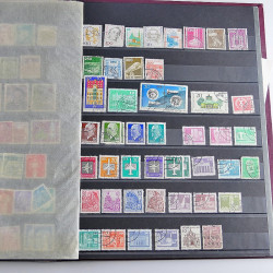 Vrac massif de timbres du monde neufs et oblitérés en un carton.