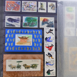Lot de timbres de Chine 1913-2001 neufs et oblitérés en un album.