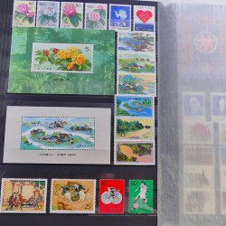 Lot de timbres de Chine 1913-2001 neufs et oblitérés en un album.