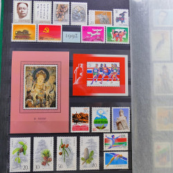 Lot de timbres de Chine 1913-2001 neufs et oblitérés en un album.