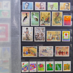 Lot de timbres de Chine 1913-2001 neufs et oblitérés en un album.