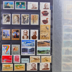 Lot de timbres de Chine 1913-2001 neufs et oblitérés en un album.