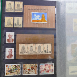 Lot de timbres de Chine 1913-2001 neufs et oblitérés en un album.