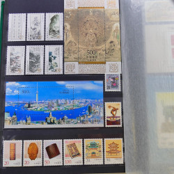 Lot de timbres de Chine 1913-2001 neufs et oblitérés en un album.