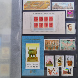 Lot de timbres de Chine 1913-2001 neufs et oblitérés en un album.