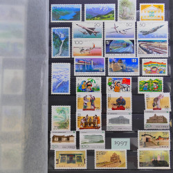 Lot de timbres de Chine 1913-2001 neufs et oblitérés en un album.