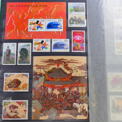 Lot de timbres de Chine 1913-2001 neufs et oblitérés en un album.