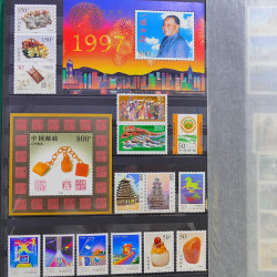 Lot de timbres de Chine 1913-2001 neufs et oblitérés en un album.