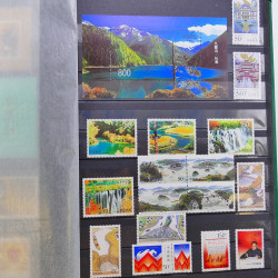 Lot de timbres de Chine 1913-2001 neufs et oblitérés en un album.