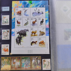 Lot de timbres de Chine 1913-2001 neufs et oblitérés en un album.