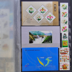 Lot de timbres de Chine 1913-2001 neufs et oblitérés en un album.