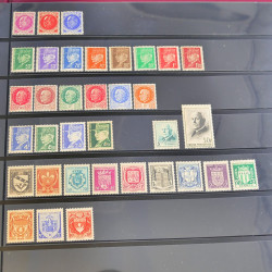 Lot de timbres de France 1867-1944 neufs et oblitérés en un album.