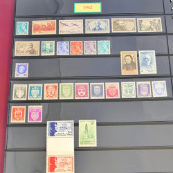 Lot de timbres de France 1867-1944 neufs et oblitérés en un album.