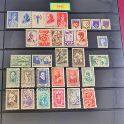 Lot de timbres de France 1867-1944 neufs et oblitérés en un album.