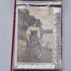 Collection de cartes postales thématiques Costumes Alsaciens en un album.