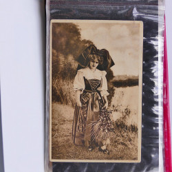 Collection de cartes postales thématiques Costumes Alsaciens en un album.