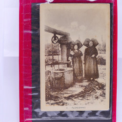 Collection de cartes postales thématiques Costumes Alsaciens en un album.
