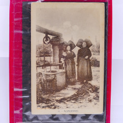 Collection de cartes postales thématiques Costumes Alsaciens en un album.