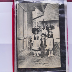 Collection de cartes postales thématiques Costumes Alsaciens en un album.