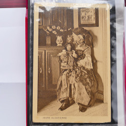 Collection de cartes postales thématiques Costumes Alsaciens en un album.