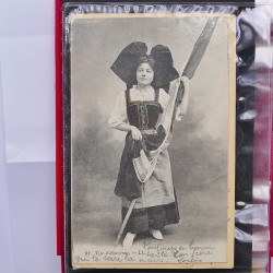 Collection de cartes postales thématiques Costumes Alsaciens en un album.
