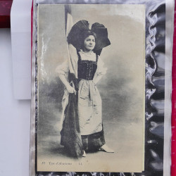 Collection de cartes postales thématiques Costumes Alsaciens en un album.
