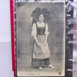 Collection de cartes postales thématiques Costumes Alsaciens en un album.