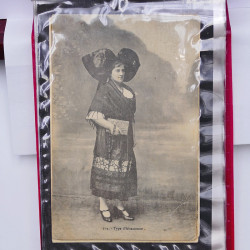 Collection de cartes postales thématiques Costumes Alsaciens en un album.