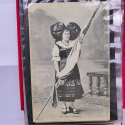 Collection de cartes postales thématiques Costumes Alsaciens en un album.