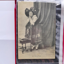 Collection de cartes postales thématiques Costumes Alsaciens en un album.