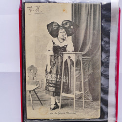 Collection de cartes postales thématiques Costumes Alsaciens en un album.