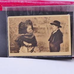 Collection de cartes postales thématiques Costumes Alsaciens en un album.