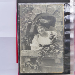 Collection de cartes postales thématiques Costumes Alsaciens en un album.