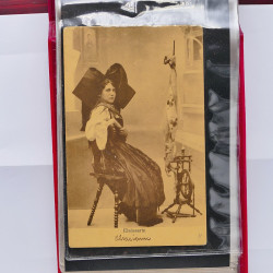 Collection de cartes postales thématiques Costumes Alsaciens en un album.