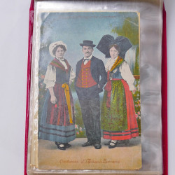 Collection de cartes postales thématiques Costumes Alsaciens en un album.