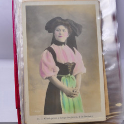 Collection de cartes postales thématiques Costumes Alsaciens en un album.